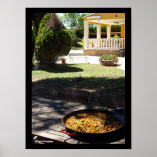 Póster Plato de paella descansando en el jardín
