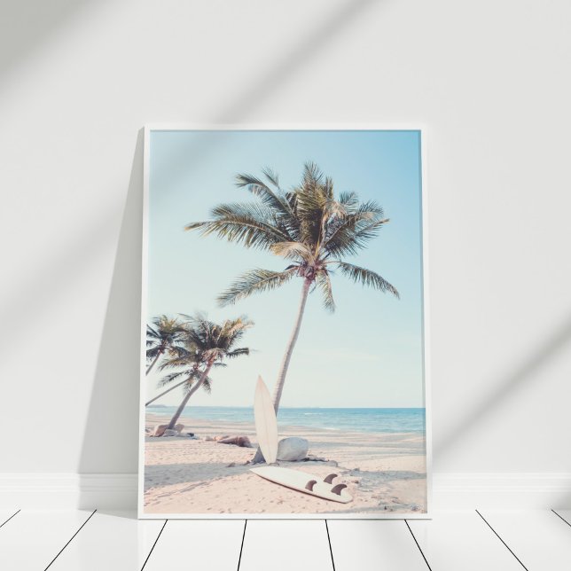 Póster Playa tropical con tablas de surf (Tropical Beach with Surfboards Poster in white frame on white wooden floor.)
