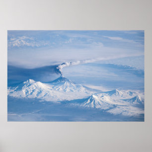 Póster Pluma Emanando Del Volcán Kliuchevskoi.