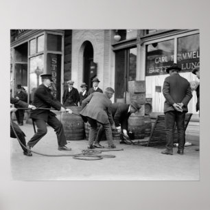 Póster Police Seizing Bootleg Liquor, 1923. Vintage Photo