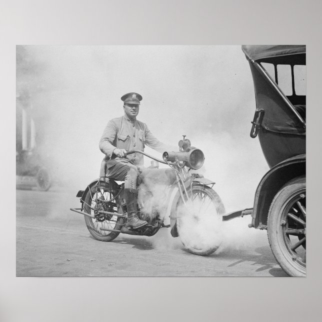 Póster Policía de motocicletas en servicio, 1923. Foto de (Frente)