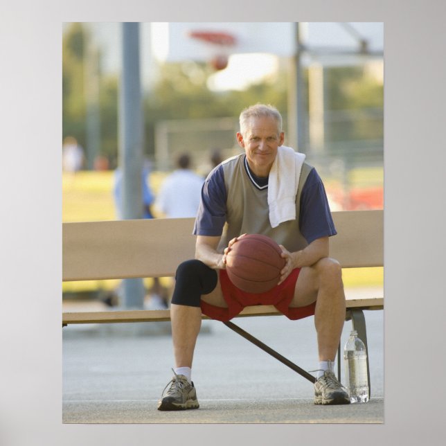 Póster Portrait of mature man with basketball sitting (Frente)