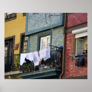 Póster Portugal, Oporto (Porto). Mujer colgando ropa