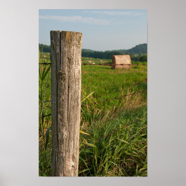 Póster Poste de cerca de granja rural y pacas de heno (Frente)