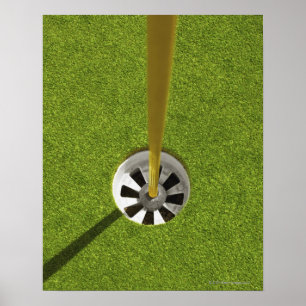 Póster Poste y agujero de la bandera del golf amarillo