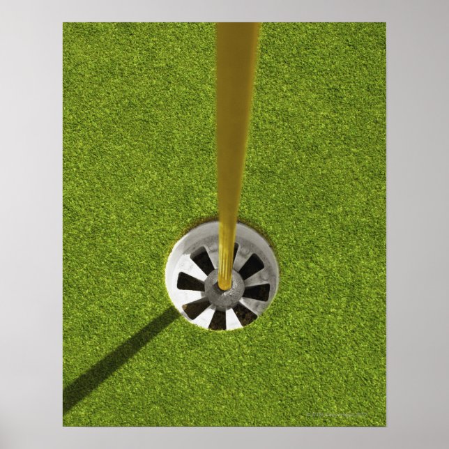 Póster Poste y agujero de la bandera del golf amarillo (Frente)