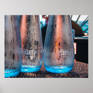Póster Poster de botellas de agua de mesa de bosque