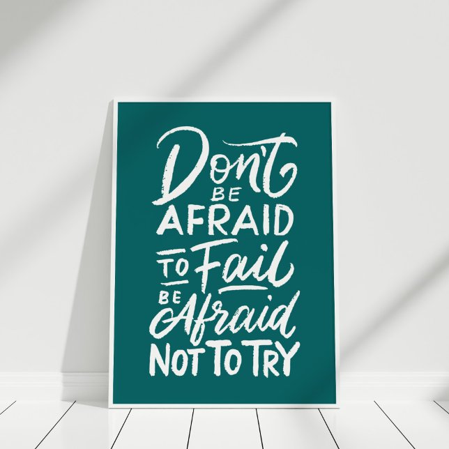 Póster Poster de citas inspiradoras "No tengas miedo" (Inspirational Quote Poster "Don't be afraid" in white frame on white wooden floor.)