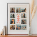 Póster Poster de Collage de fotos de compromiso de fase l<br><div class="desc">Celebra tu historia de amor con este poster de fotos de compromiso de la fase lunar minimalista. Con nueve ranuras para fotos de personalizable rodeando un diseño de fase lunar con una acuarela de ensueño, es una manera perfecta de mostrar juntos tu viaje. El motivo de la luna central a...</div>