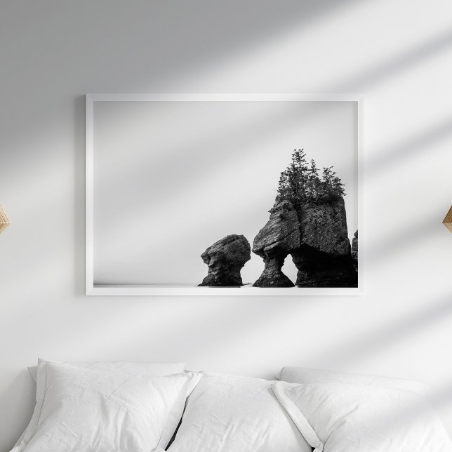 Póster Poster de la costa del océano blanco y negro (Black and White Ocean Shore Poster in a white boho bedroom with pillows.)