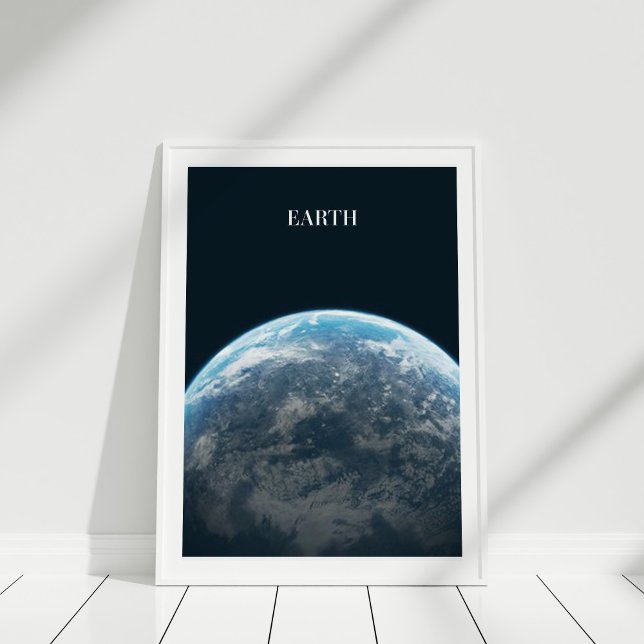 Póster Poster de la Tierra desde el espacio (Earth from Space Poster in white frame on wooden floor.)