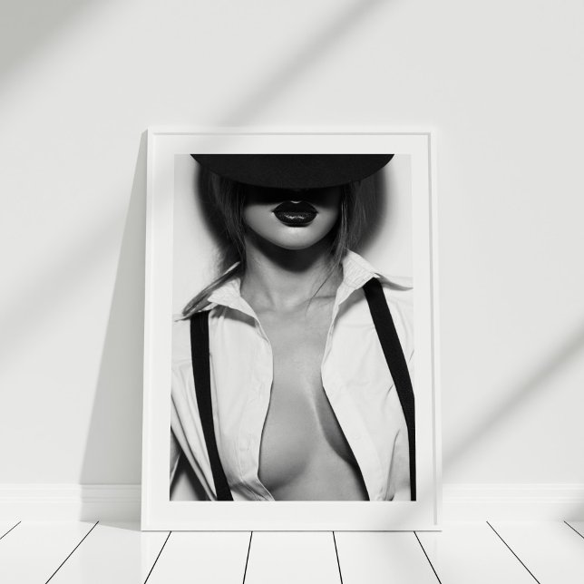 Póster Poster de Modelo de Moda Sexy Blanco y Negro (Black and White Sexy Fashion Model Poster in white frame on white wooden floor.)