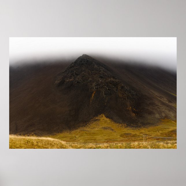 Póster Poster de montaña volcánica negra y nubes bajas (Frente)