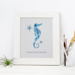 Póster Poster de Motivación por Hipótesis de Agua Tropica<br><div class="desc">Un poster inspirador de estilo costero para dormitorios, oficina y zonas de estar en su casa de playa. Esta impresión muestra mi caballito de mar con color de agua pintado a mano y estrella de mar en tonos azules con mi frase "No tengas miedo de bucear profundo" ambientada en la...</div>
