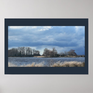 Póster Poster de paisaje de agua nubosa