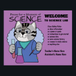 Póster Poster de reglas de aula de Science Lab<br><div class="desc">Pausa por un momento de ciencia. Un gato cortado a rayas usando gafas de seguridad con una micropipeta, un vaso y un tubo de prueba en la clase de ciencias de la escuela. Enumera los nombres de los profesores, las normas de seguridad, el nombre de la escuela u otra información....</div>