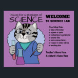 Póster Poster de reglas de aula de Science Lab<br><div class="desc">Pausa por un momento de ciencia. Un gato cortado a rayas usando gafas de seguridad con una micropipeta, un vaso y un tubo de prueba en la clase de ciencias de la escuela. Enumera los nombres de los profesores, las normas de seguridad, el nombre de la escuela u otra información....</div>