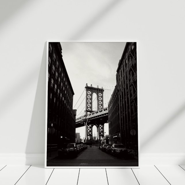 Póster Poster del puente de Brooklyn (Brooklyn Bridge Poster in white frame on white wooden floor.)