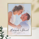 Póster Poster fotográfico personalizado con guión caprich<br><div class="desc">Personaliza a este poster de fotos personalizado con tu foto favorita! Hemos incluido un ejemplo de texto en negro, incluyendo nombres en un guión animado y caprichoso. Pero por favor no se sientan limitados por nuestro formato de ejemplo que usa nombres de pila y una fecha! Puede reemplazar los nombres...</div>