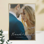 Póster Poster fotográfico personalizado con guión caprich<br><div class="desc">Personaliza a este poster de fotos personalizado con tu foto favorita! Hemos incluido un ejemplo de texto en blanco, incluyendo nombres en un guión animado y caprichoso. Pero por favor no se sientan limitados por nuestro formato de ejemplo que usa nombres de pila y una fecha! Puede reemplazar los nombres...</div>