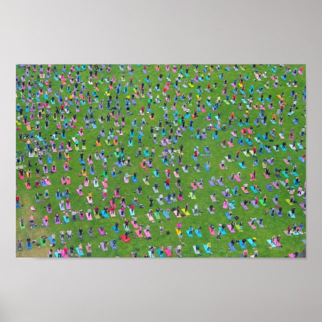 Póster Poster - Gran grupo de gente haciendo yoga (Frente)