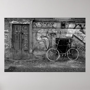 Póster Poster - La bicicleta se inclina contra la pared