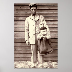 Póster Postman uniformado con bebé en bolsa