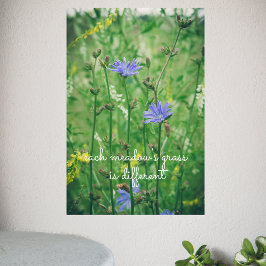 Póster Pradera verde de verano con flores azules