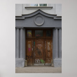 Póster Praga: Grafiti en una puerta clásica