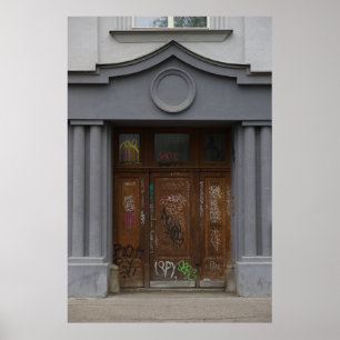 Póster Praga: Grafiti en una puerta clásica