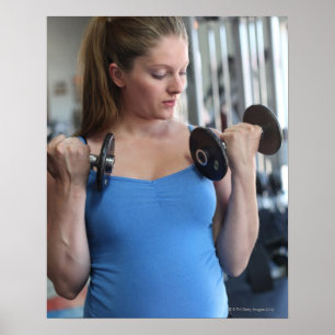 Póster pregnant woman exercising at health club