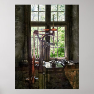 Póster Prensa de taladro por la ventana