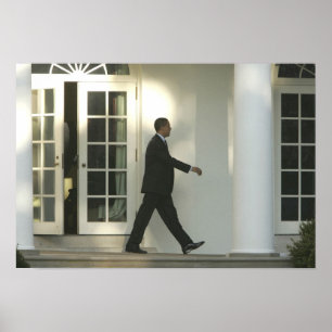 Póster President Barack in deep thought as he walks
