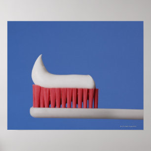 Póster Primer de la crema dental en un cepillo de dientes