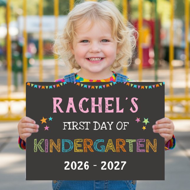 Póster Primer día de la guardería Chalkboard Rótulo arcoi (Personalized First Day of Kindergarten Sign – Chalkboard Rainbow School Photo Prop Poster)