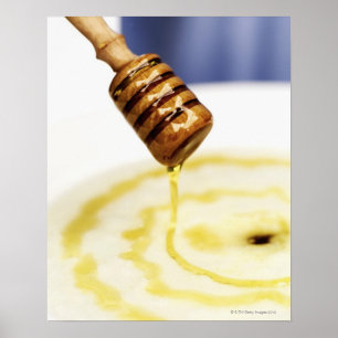 Póster Primer plano de la miel que gotea en un postre