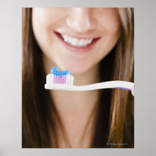 Póster Primer plano de una joven sonriente sosteniendo