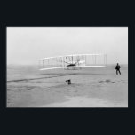 Póster Primer poster de vuelo 24"x16"<br><div class="desc">17 de diciembre de 1903, Orville Wright realiza el primer vuelo con energía en Kitty Hawk, Carolina del Norte, mientras el hermano Wilbur mira.</div>