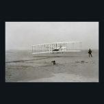 Póster Primer vuelo exitoso<br><div class="desc">Primer vuelo exitoso de Wright Flyer, por los hermanos Wright. La máquina recorrió 36, 6 m en 12 segundos a las 10:35 a.m. en Kitty Hawk, Carolina del Norte. Orville Wright estaba en los controles de la máquina, tenso en el ala inferior con sus caderas en la cuna que operaban...</div>