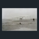 Póster Primer vuelo exitoso del Poster Wright Flyer<br><div class="desc">Primer vuelo exitoso de Wright Flyer, por los hermanos Wright. La máquina recorrió 36, 6 m en 12 segundos a las 10:35 a.m. en Kitty Hawk, Carolina del Norte. Orville Wright estaba en los controles de la máquina, tenso en el ala inferior con sus caderas en la cuna que operaban...</div>