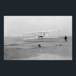 Póster Primer vuelo exitoso del volante Wright<br><div class="desc">Primer vuelo exitoso de Wright Flyer, por los hermanos Wright. La máquina recorrió 36, 6 m en 12 segundos a las 10:35 a.m. en Kitty Hawk, Carolina del Norte. Orville Wright estaba en los controles de la máquina, tenso en el ala inferior con sus caderas en la cuna que operaban...</div>