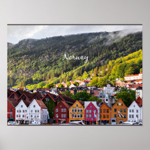Póster Pueblo noruego con montañas en segundo plano