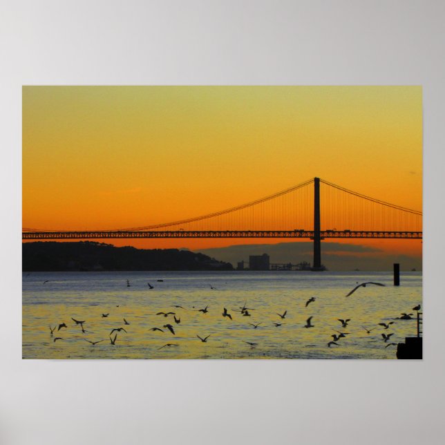 Póster Puente al atardecer con aves voladoras (Frente)