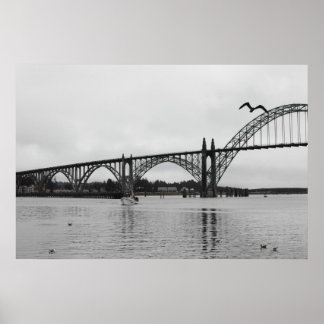 Póster Puente de la Bahía Yaquina en blanco y negro