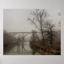 Puente de la estación en la niebla (color)