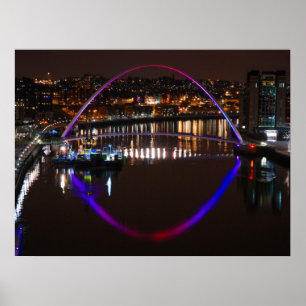 Póster Puente del milenio por noche sobre el río Tyne