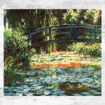 Póster Puente sobre el estanque acuático de Claude Monet<br><div class="desc">El Puente sobre el estanque de lirio acuático (1900) de Claude Monet es un bonito cuadro de arte floral de estilo imponente vintage. Forma parte de una serie de pinturas de pasarelas japonesas que Monet pintó en sus jardines de flores de primavera en Giverny, Francia. Sobre el artista: Claude Monet...</div>
