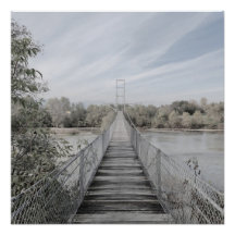 Puente suspendido sobre el río