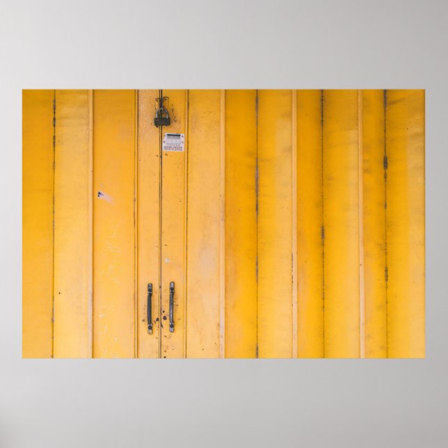 PÓSTER PUERTA DE MADERA AMARILLA CERRADA CON RELOJ (Frente)