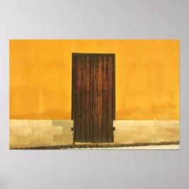 Póster Puerta de madera en pared amarilla
